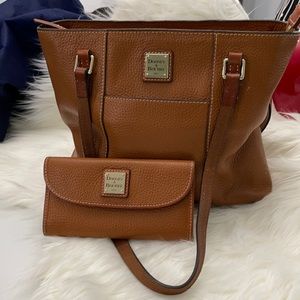 Dooney & Burke Bag with matching wallet ❤️
